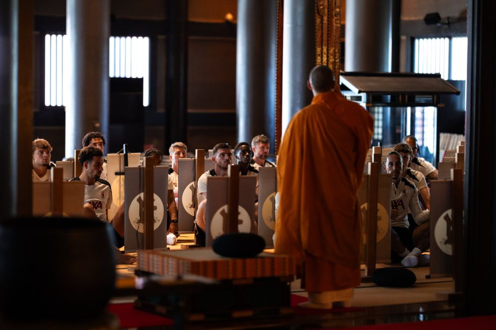 La meditación de Darwin Núñez y los jugadores de Liverpool en un templo de Tokio La meditación de Darwin Núñez y los jugadores de Liverpool en un templo de Tokio
