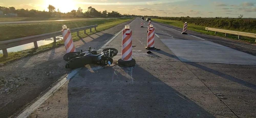 El hombre de 45 chocó contra valizas posicionadas en la vía rápida de la ruta 1