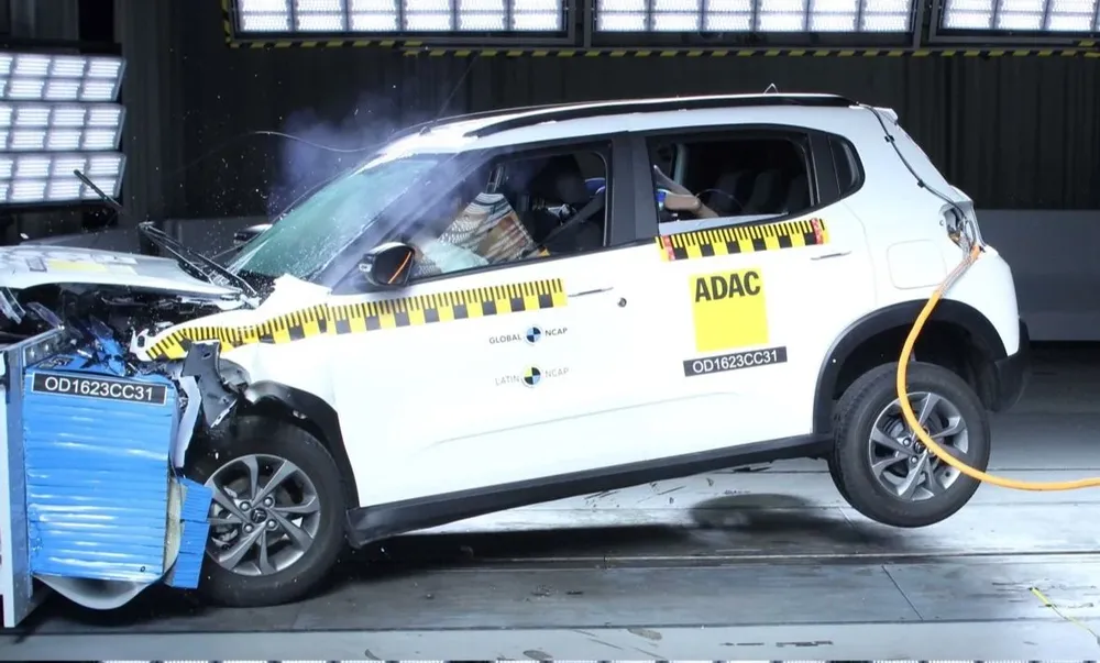 Auto durante una prueba de seguridad de Latin NCAP.