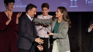 Alejandro Amenábar recibe el saludo de la reina Letizia en el Festival Ópera Prima de Tudela.&nbsp;