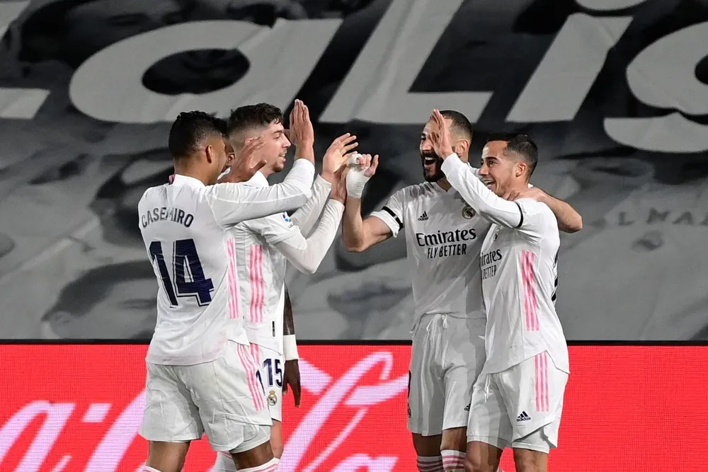 Los jugadores de Real Madrid celebran uno de los goles; Federico Valverde aparece en la celebración