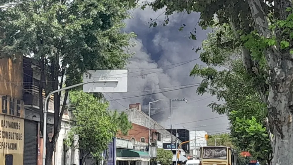 El incendio desde Avellaneda. (Foto: X @avellaneda_hoy)