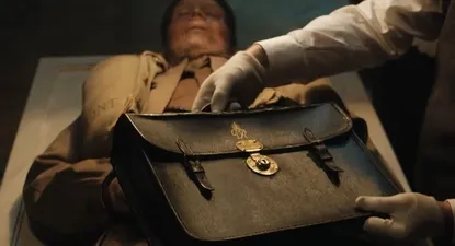 Un maletín lleno de secretos militares falsos fue encadenado al brazo de Glyndwr Michael.