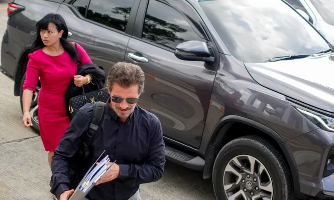 El actor español Rodolfo Sancho (c) a su llegada al tribunal de Samui este martes en el marco de una nueva sesión del juicio contra su hijo.