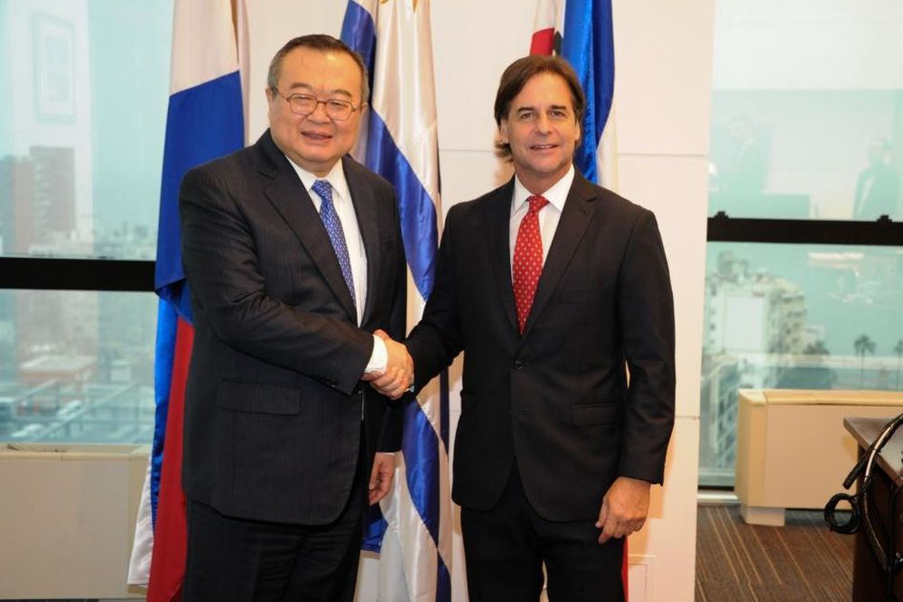 Luis Lacalle Pou junto a Liu Jianchao, el&nbsp;ministro del Departamento Internacional del Partido Comunista de China