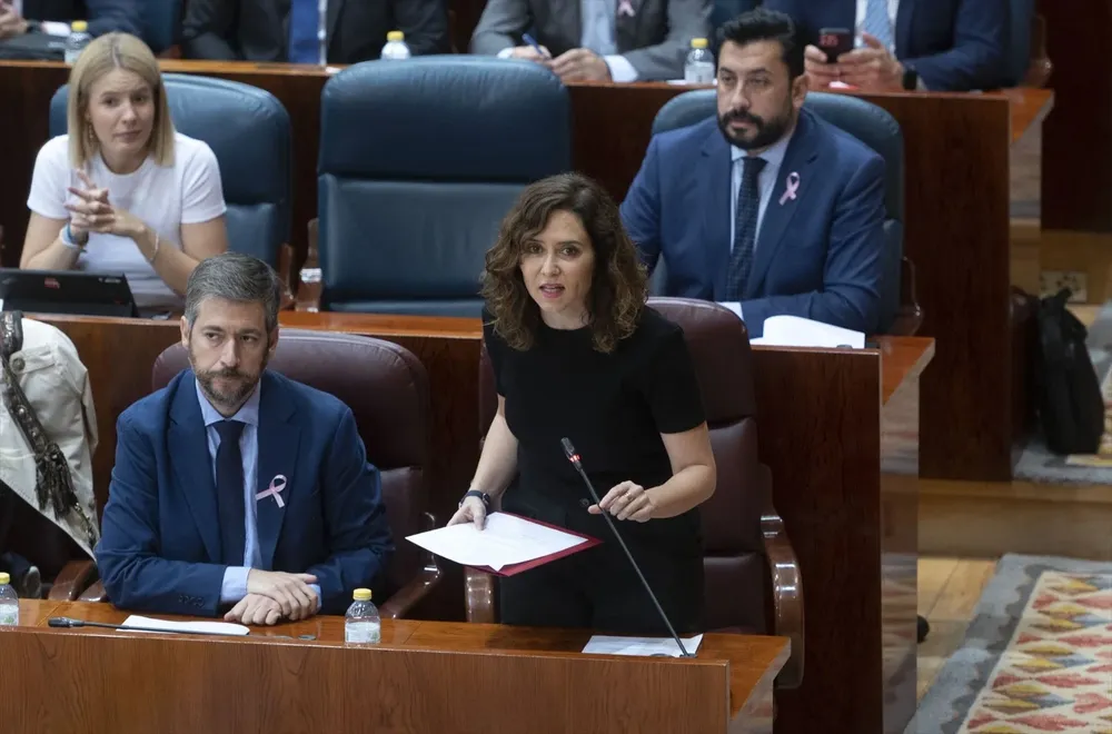 También ha cuestionado qué seguridad da el que pacta a escondidas con delincuentes, fugitivos y terroristas e indulta a los corruptos, que asalta las instituciones, y retuerce las leyes, las deroga o reinterpreta para mantenerse en el poder y que es capaz de poner al Estado de rodillas para salvarse a sí mismo..