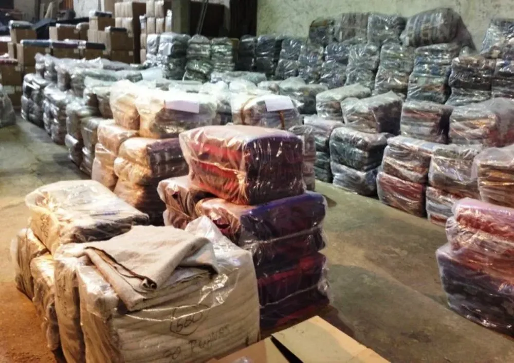 Los lotes que dividen las frazadas, ponchos, bufandas y demás tejidos