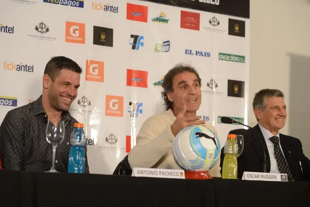 Pacheco en uno de los pocos momentos en los que estuvo distentido por una broma de Ruggeri