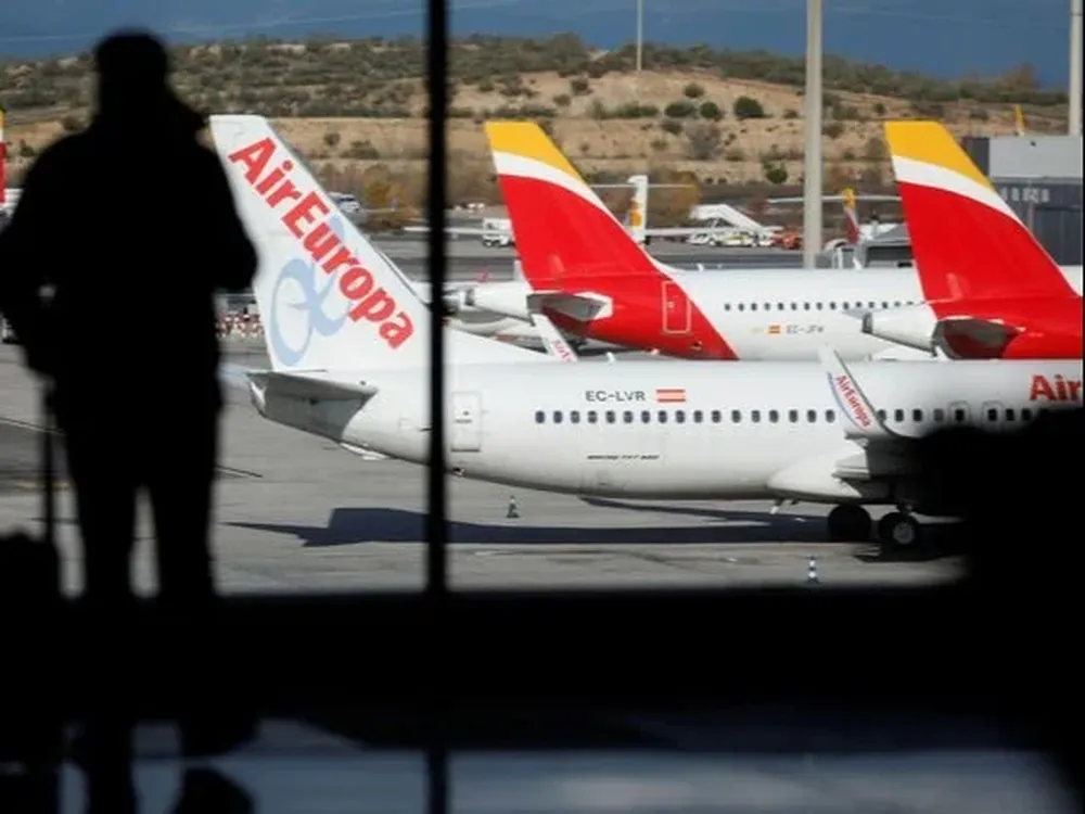 Caos en los aeropuertos: el reclamo de los controladores y la amenaza de un colapso en España y Europa este verano