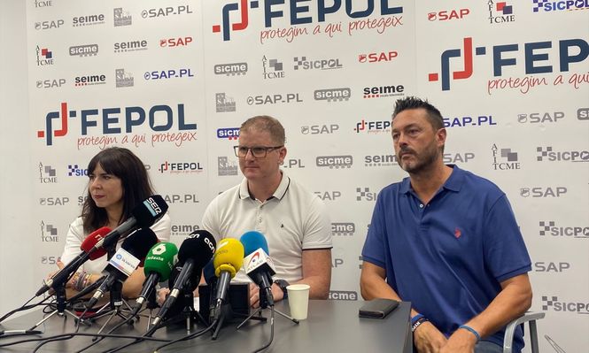Imma Viudes (izq) y Toni Castejón (dcha), portavoces de Sap-Fepol, y el secretario general de Sap-Fepol Pere Garcia (centro)