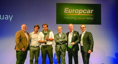 Juan M. Becerra y Guillermo Stewart reciben el premio en representación de Europcar Uruguay.