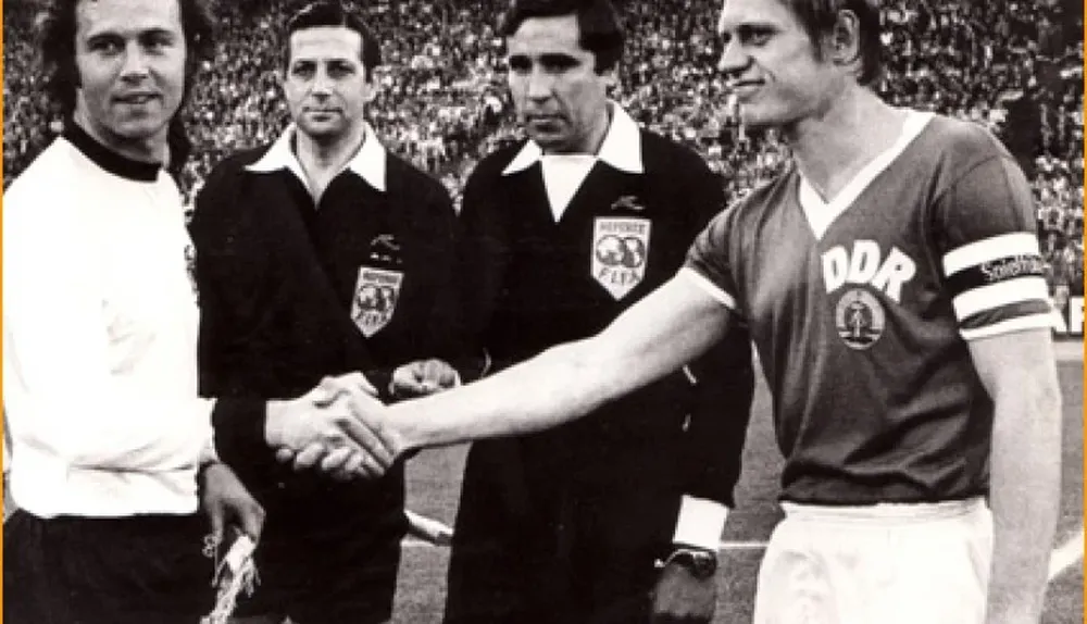 Barreto con Beckenbauer y Bransch, el choque de Alemanias, en 1974