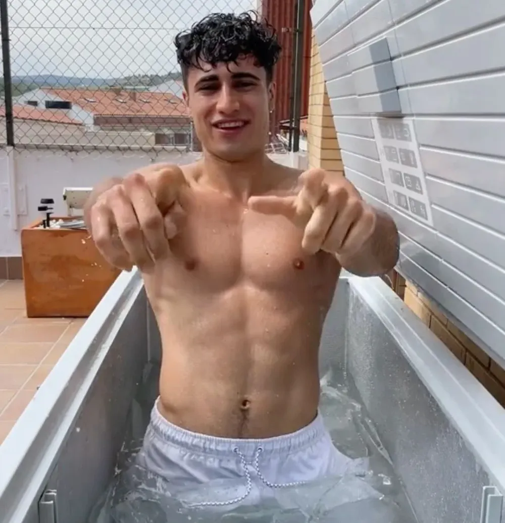 Cómo es el reto viral que consisten en meterse dentro de un freezer