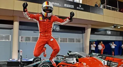El festejo de Vettel tras ganar en Baréin y liderar el Mundial de Fórmula 1