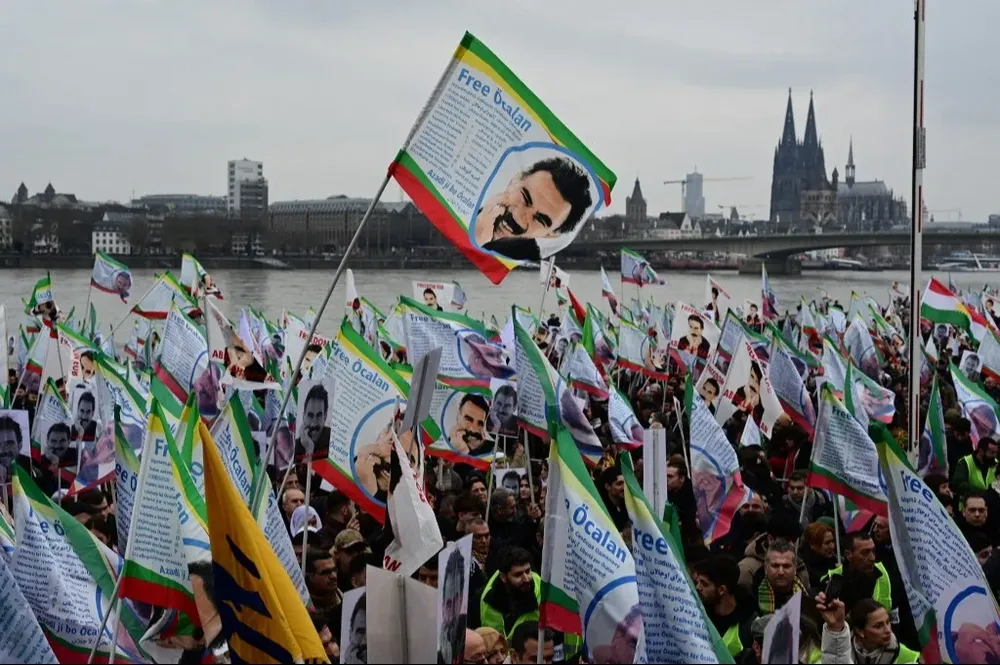 Los manifestantes desfilaron tranquilamente en Colonia, ondeando miles de banderas con la imagen de Abdulá Öcalan, lo que está permitido.