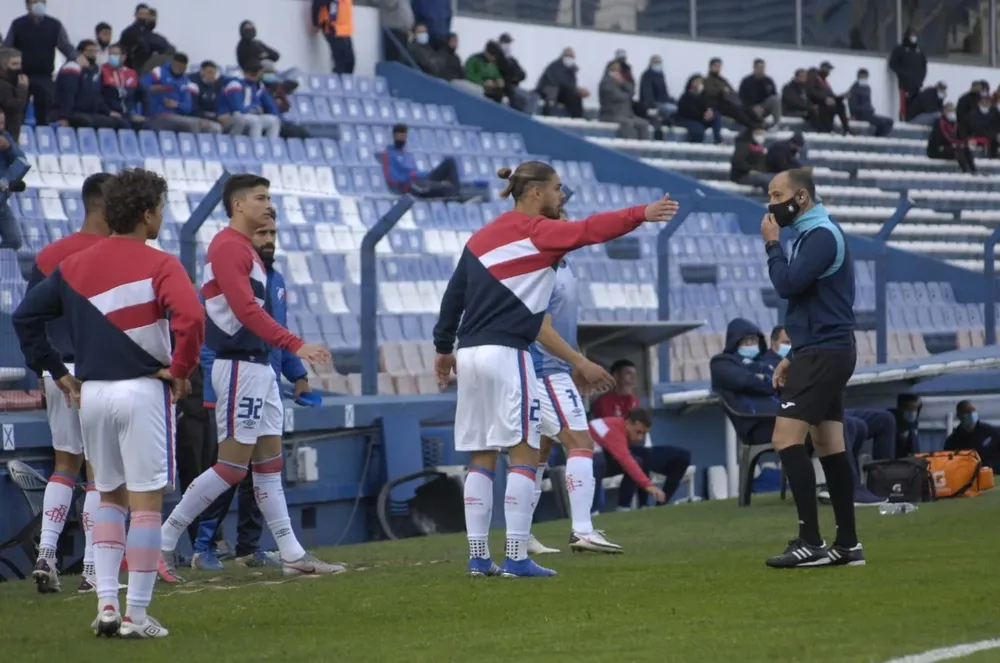 Vecino le protesta al cuarto árbitro