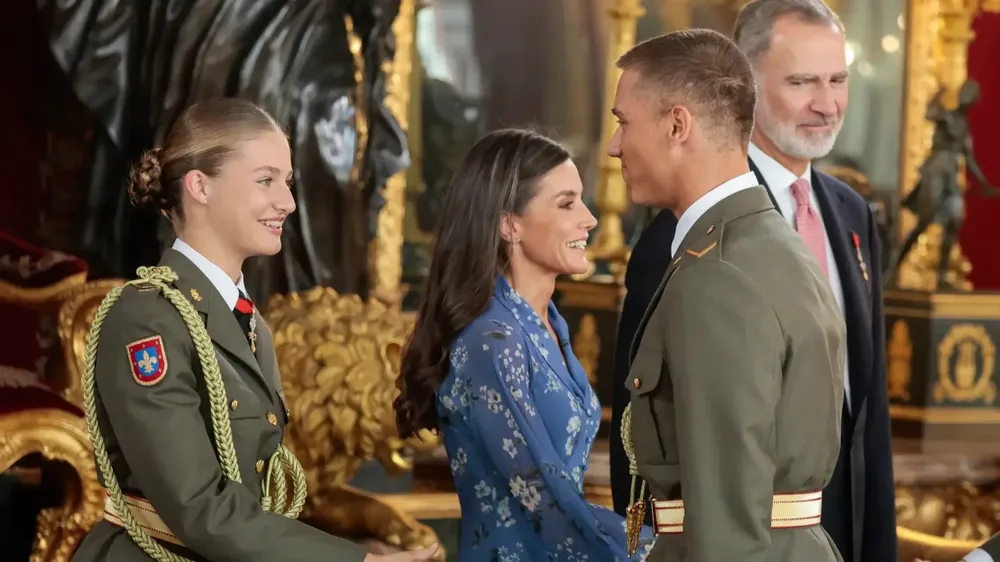 La princesa Leonor saludo a un compañero de la Academia Militar de Zaragoza.