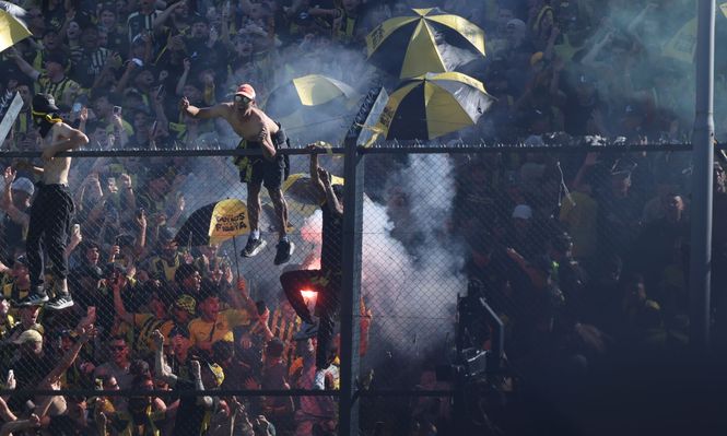 Hinchas de Peñarol colgados del tejido y bengalas, la nota negativa en el Campeón del Siglo