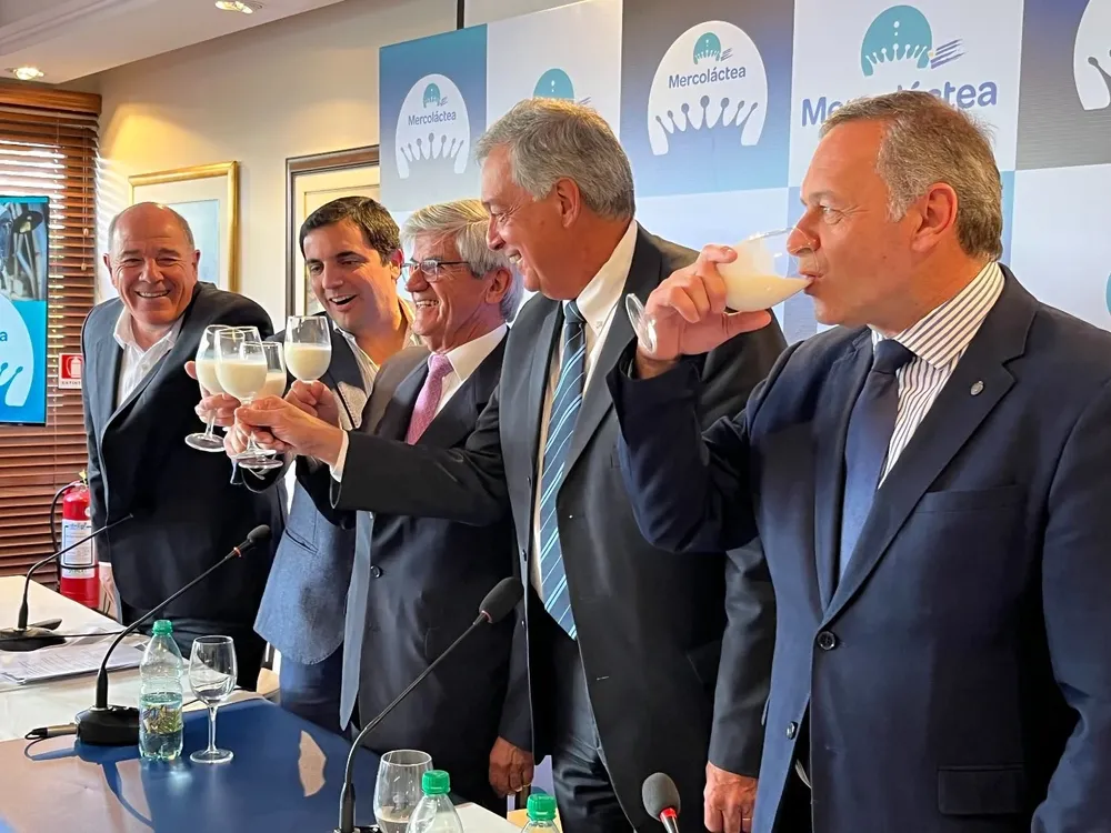 Tras la conferencia, se brindó con leche.