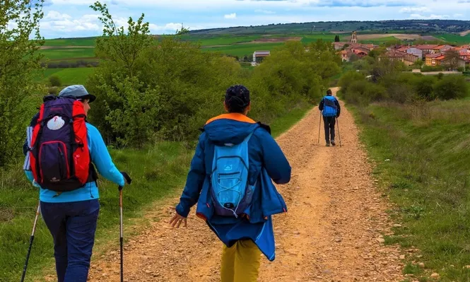 Peregrinos a su paso por Agés (Burgos).