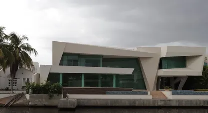 Junto a los canales que recorren la urbanización Las Villas se levantan lujosas casas.