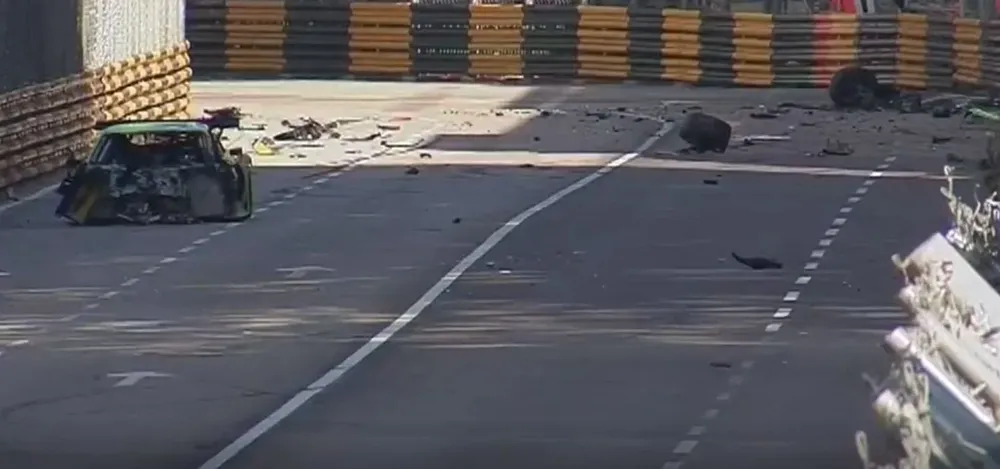 El auto del chino Ya Qi Zhang quedó partido al medio