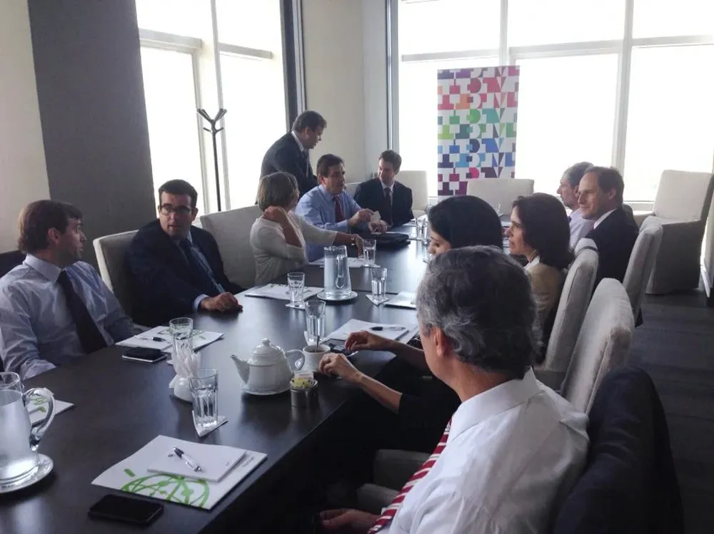 Charla entre representantes de bancos y experto de IBM