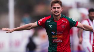 Bruno Damiani celebra su gol de penal para Boston River ante River Plate