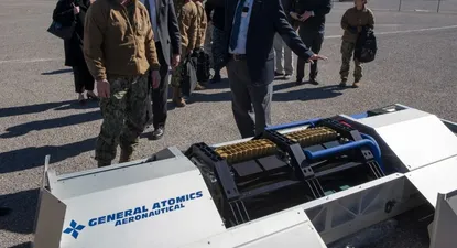 Funcionarios del ministerio de Defensa de Estados Unidos examinan el prototipo de un láser de alta potencia. Foto de Department of Defense.