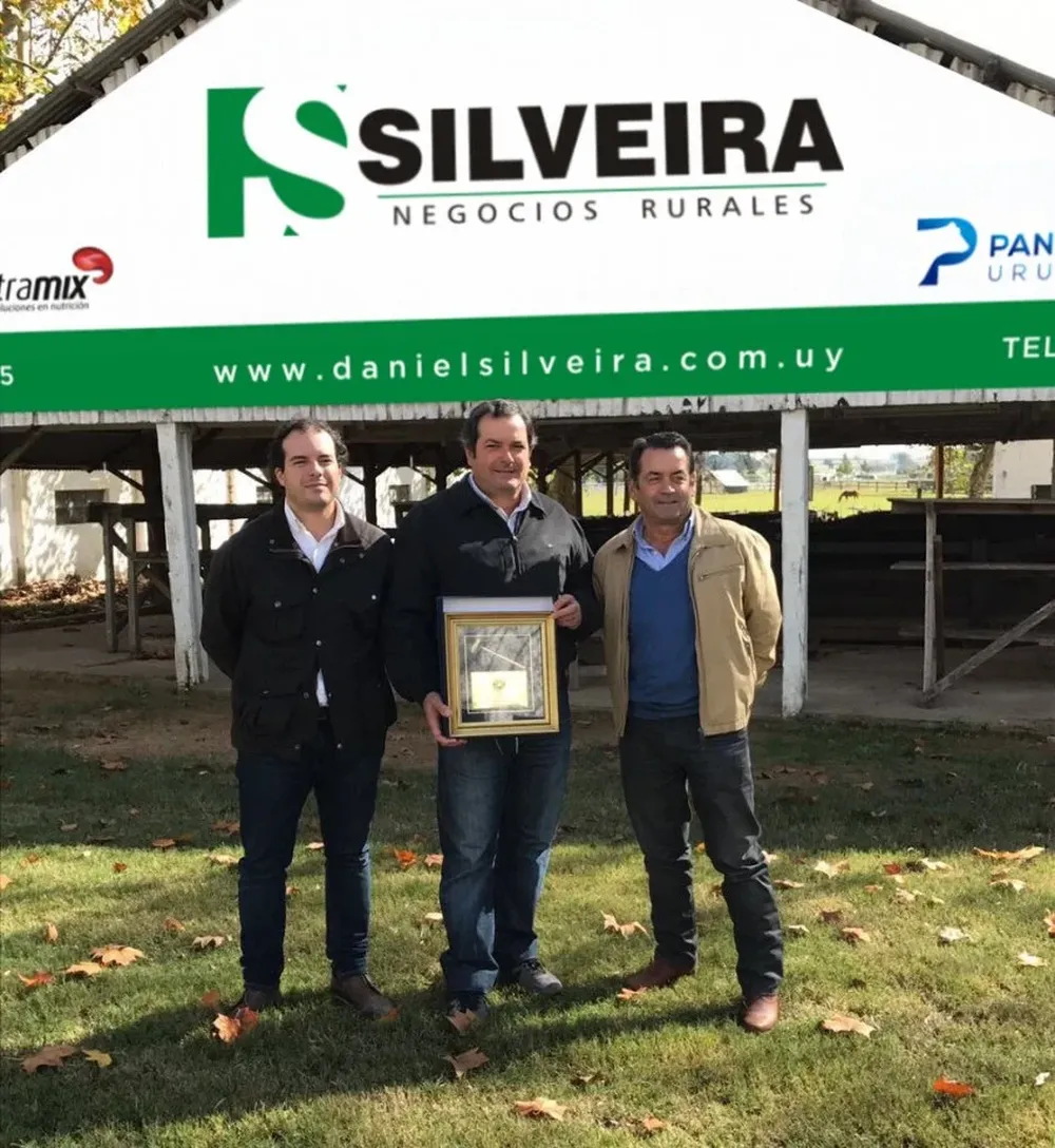 Rodrigo, Daniel y Leo Silveira con el premio