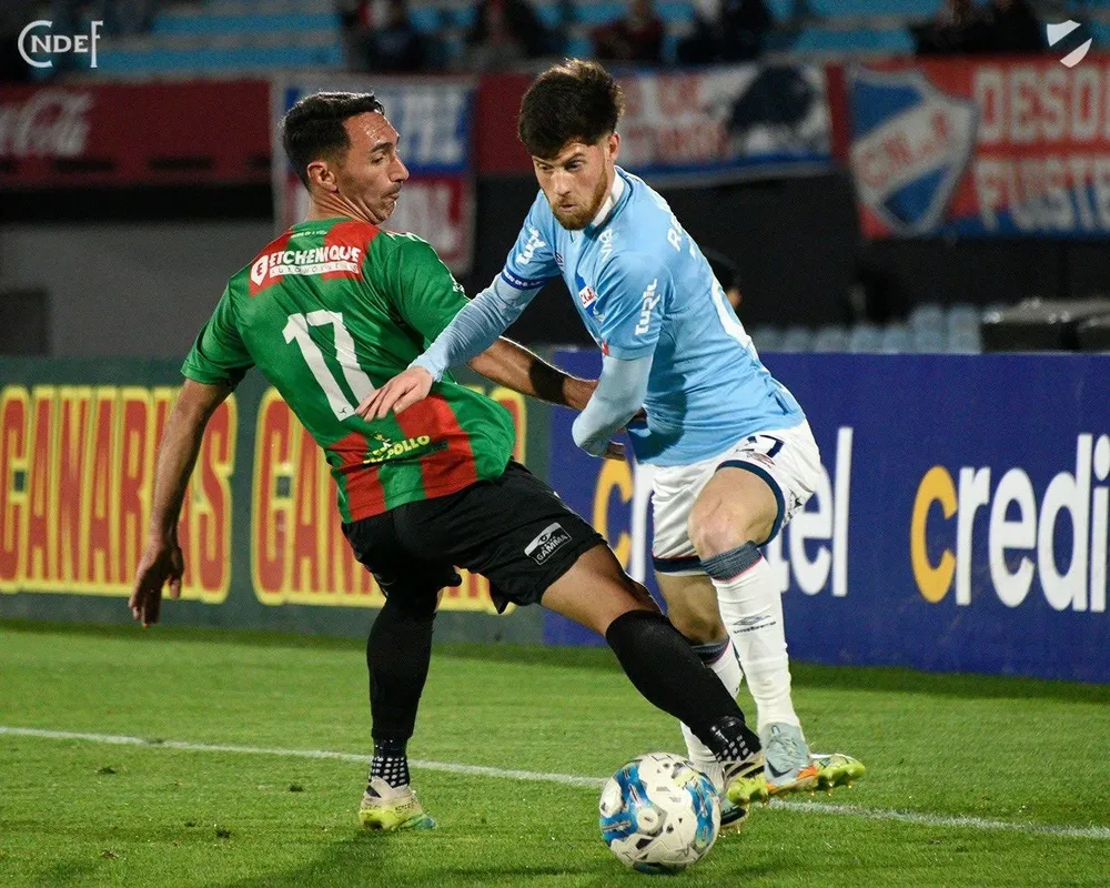 Tabaré Da Cunha de Rampla, intenta parar a Santiago Ramírez de Nacional