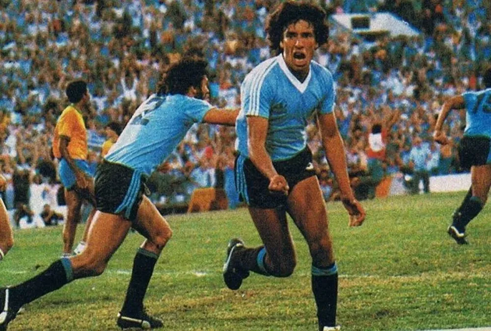 Waldemar Victorino celebra el gol de la victoria en la final contra Brasil; detrás, el Indio Olivera sale festejando Waldemar Victorino celebra el gol de la victoria en la final contra Brasil; detrás, el Indio Olivera sale festejando