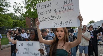 Las medidas del gobierno de Trump han desencadenado protestas a favor de los estudiantes internacionales de Harvard.