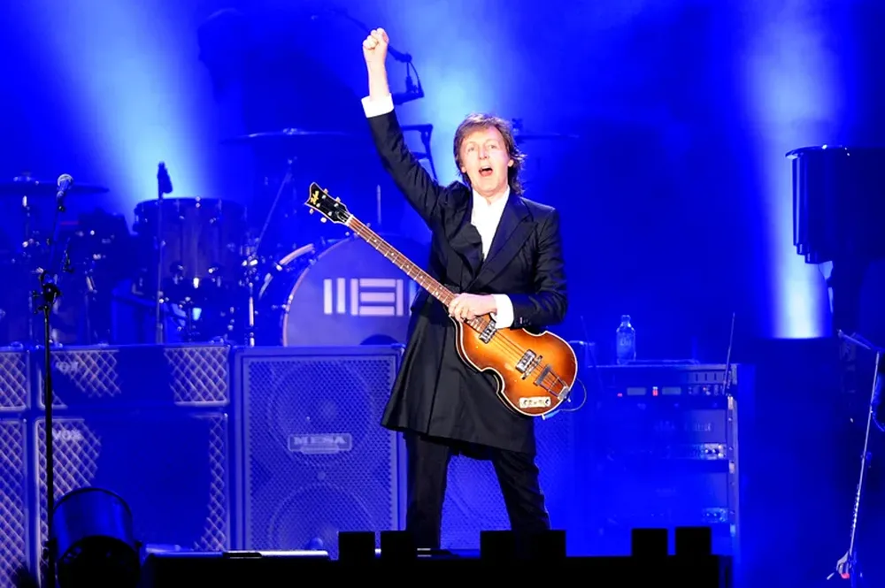 El músico inglés saluda desde el escenario. Comenzó a puro beatles y viejos éxitos - Foto: Nicolás Garrido