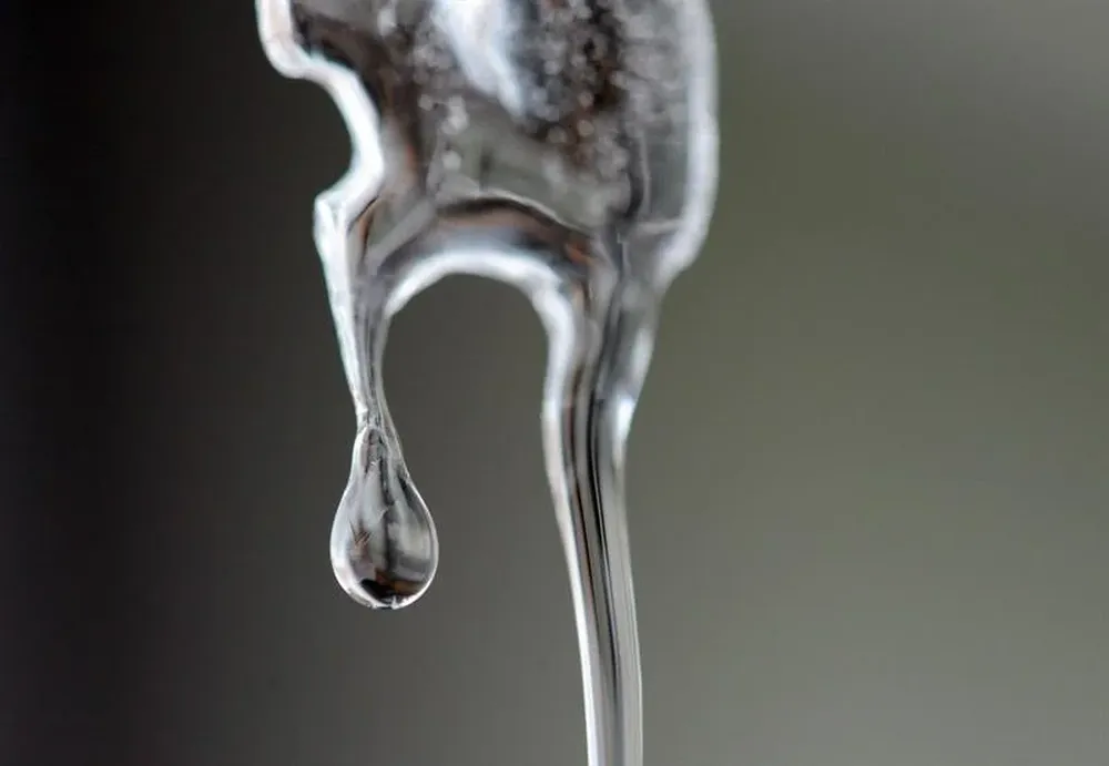 Alemania- Una gota de agua cae de un grifo cerca de Breitnau, Alemania