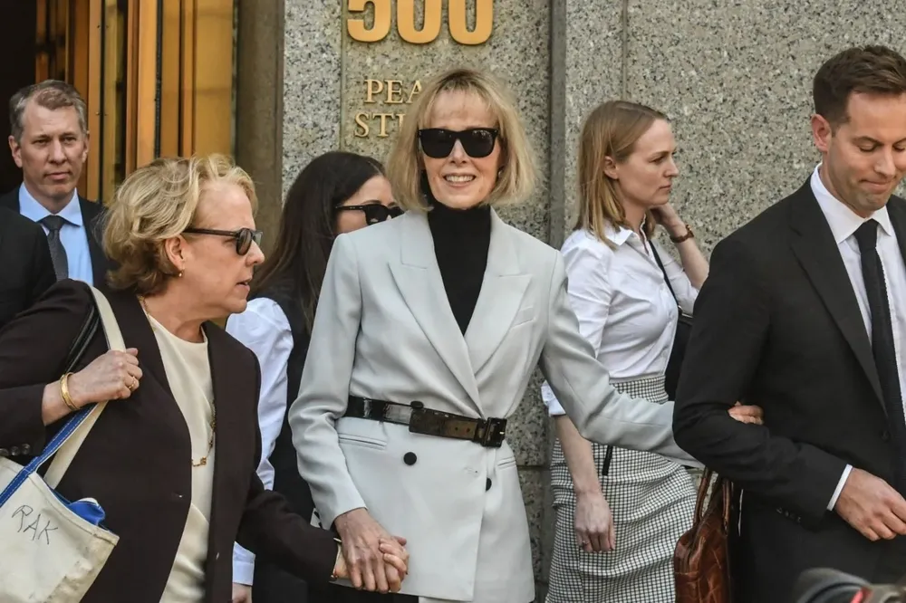La periodista y escritora E. Jean Carroll demanda al ex presidente Trump por un monto de dinero que aún está sin determinar