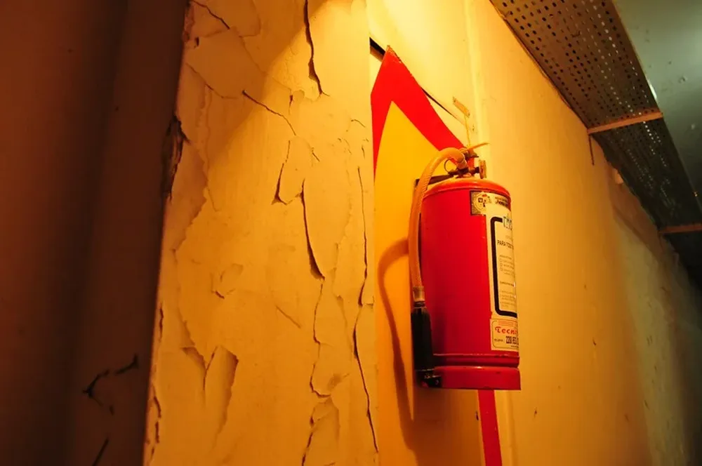 Pared descascarada y bomberito en la sala Vaz Ferreira