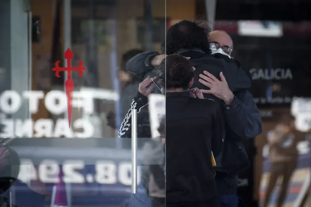 Funcionarios y socios de Casa de Galicia se despidieron este miércoles de la institución