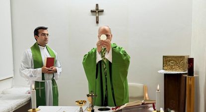 Vaticano compartió las primeras fotos del papa después de la operación de cáncer: el pontífice celebró misa en el hospital