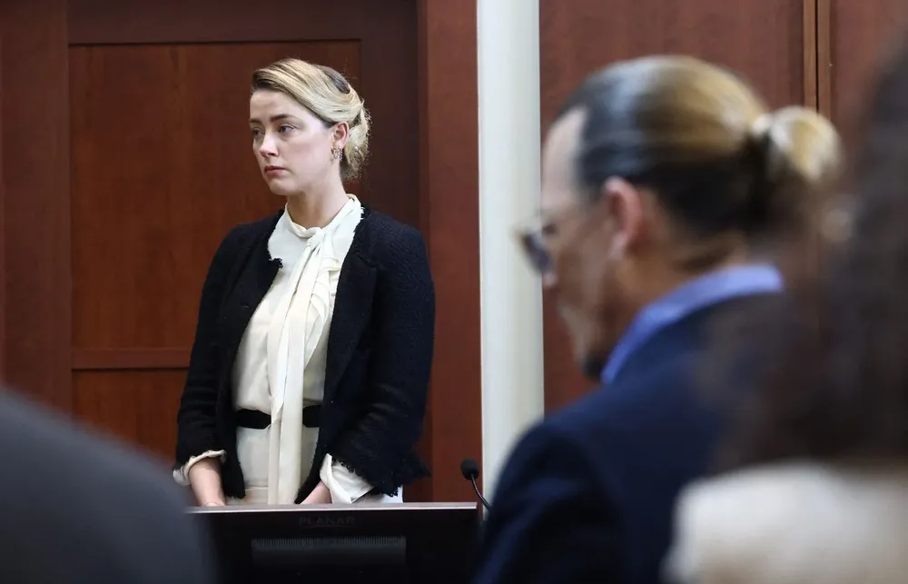 Amber Heard y Johnny Depp durante el juicio que ya lleva semanas