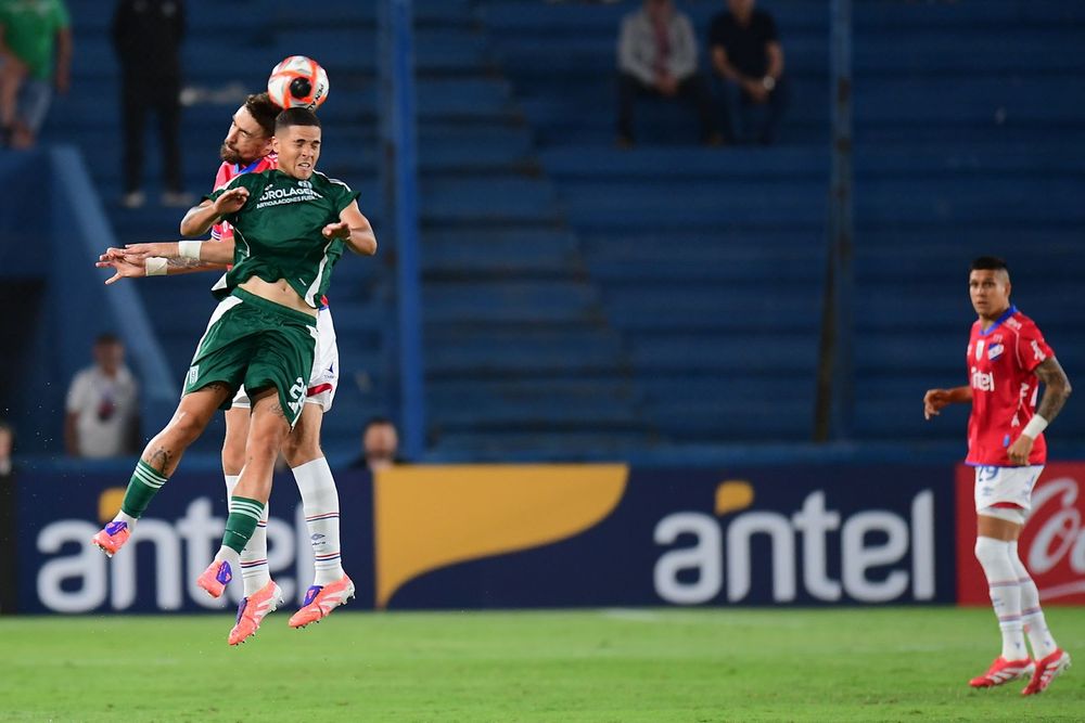 Sebastián Coates contra Sebastián da Silva, en el partido entre Nacional y Racing
