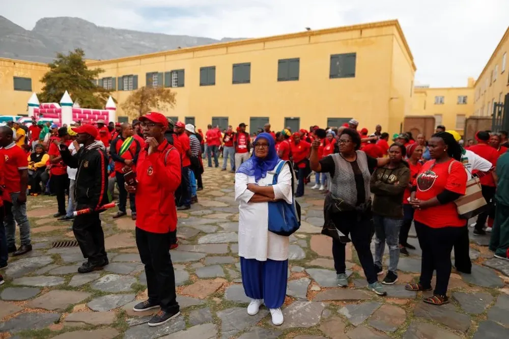 Miembros de la central sindical oficialista COSATU participan en las manifestaciones del 1 de mayo de 2018 con motivo del Día del Trabajador en Ciudad del Cabo, Sudáfrica