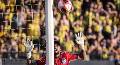 Luis Mejía de Nacional mira la pelota que dio en el palo tras un tiro libre de Leonardo Fernández de Peñarol en la final de la Liga AUF Uruguaya