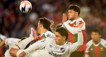 Camilo Mayada contra Tiziano Correa en el partido entre Nacional y Deportivo Maldonado