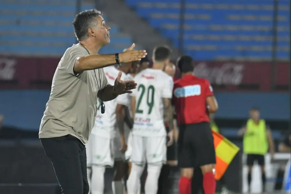 Fuentes hizo gestos para retirar al equipo