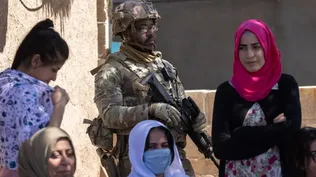 Un soldado estadounidense junto a ciudadanos del norte de Siria