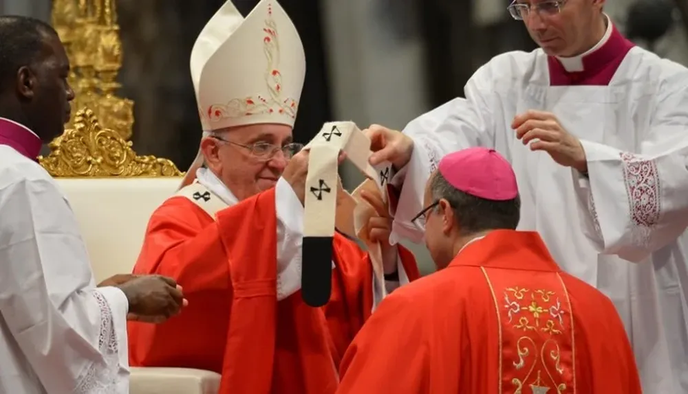 Sturla recibe el palio de manos del papa Francisco