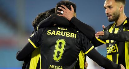 El Observador | 20260914 Germán Pezzella saluda a sus compañeros de Peñarol en un gol a Albion por el Torneo Clausura