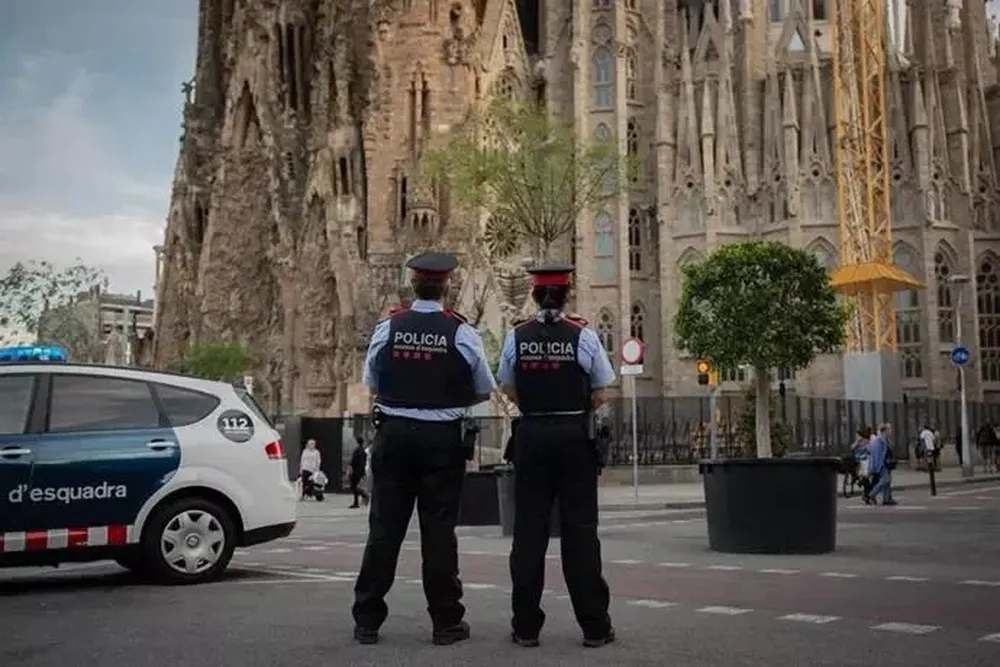 Los Mossos dEsquadra custodian los alrededores de la Sagrada Família.