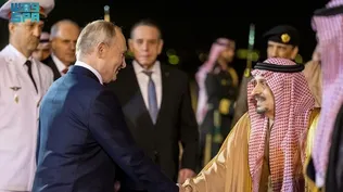 El príncipe Faisal bin Bandar Al Saud, gobernador de la capital saudita Riyadh recibe a Vladimir Putin.